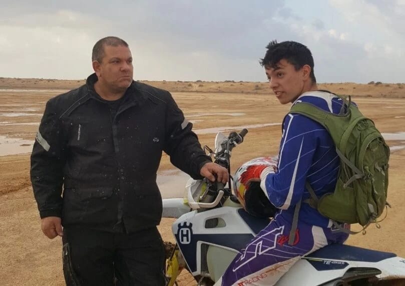 伊泰中士战死沙场，他的父亲奥德·纳赫米亚斯将飞往美国加利福尼亚世界锦标赛，实现儿子的梦想。 ...