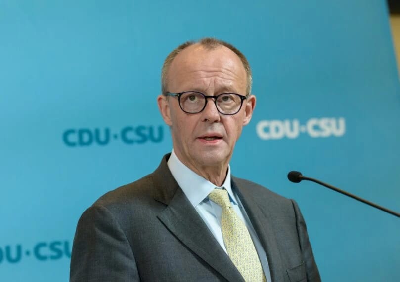 德国总理默茨在基民盟青年活动中表示，德国在他领导下的立场非常明确：德国坚定站在西方联盟和以色列一边。 ...