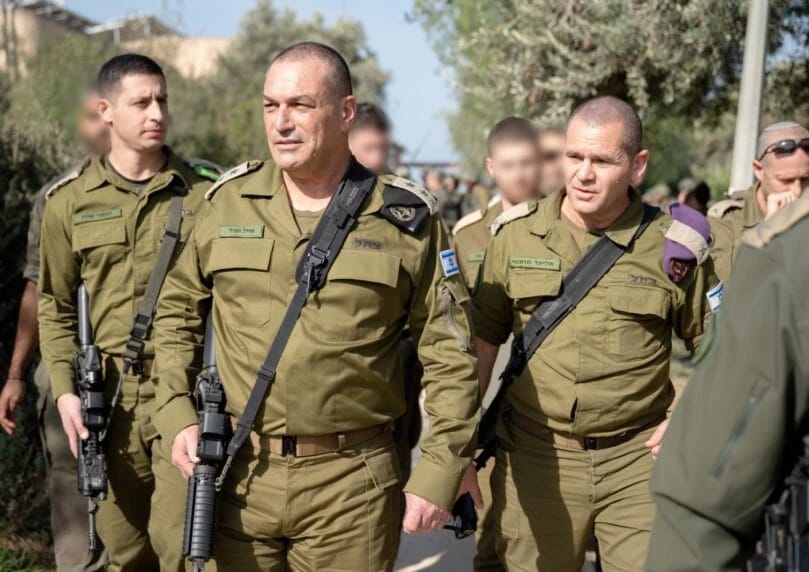 以色列总参谋长埃亚尔·扎米尔上将今天突击检查了以色列国防军第210师的“红宝石”演习，随行人员包括伊齐  ...