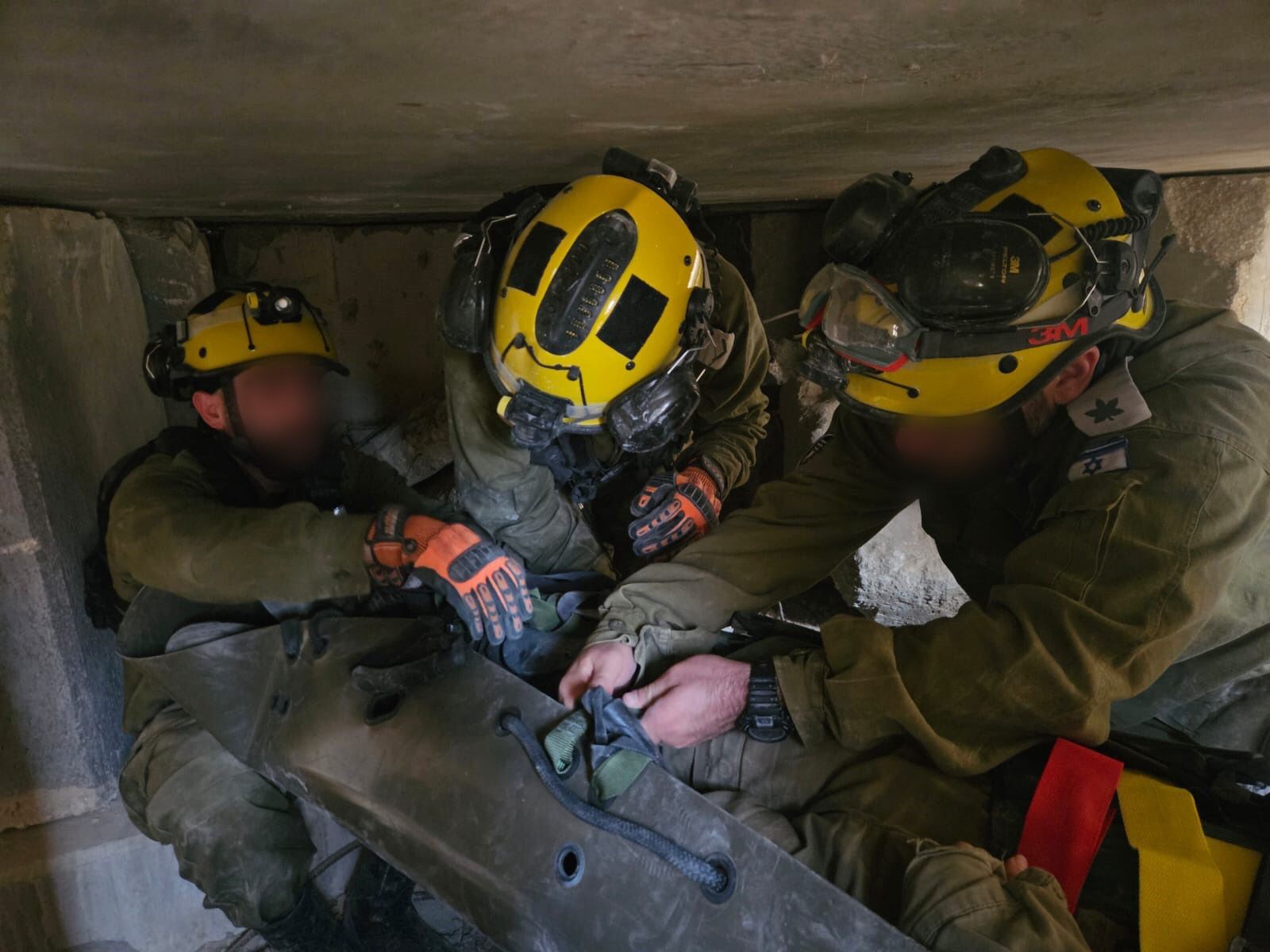 预备役工程师卡布·B 回忆，一次在拉法市中心的真实救援。一名以军战士被困在倒塌建筑中，环境恶劣、时间紧 ...