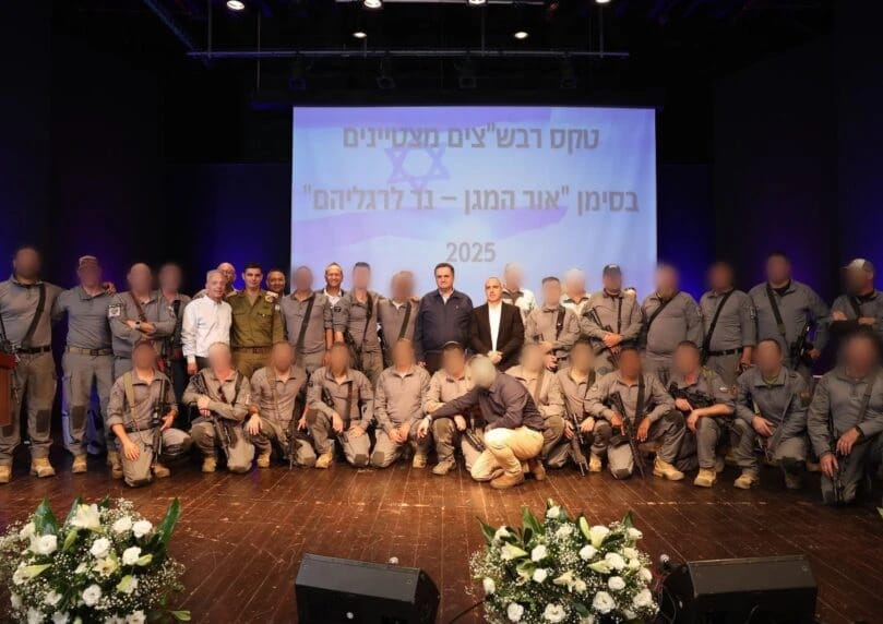 在国防部和以军举办的仪式上，34位在战争中表现卓越的拉比获颁证书。国防部长强调“拉比们常常成为第一道防 ...