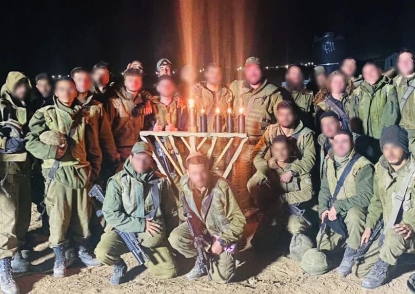 军事拉比体系完成了一次史无前例的后勤行动，向各战区分发光明节物资，包括用于固定基地的玻璃烛台和野战使 ...