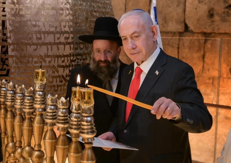 以色列总理内塔尼亚胡及其夫人周一晚在耶路撒冷西墙，与士兵一同点燃了光明节第二支蜡烛。他们在留下的纸条 ...