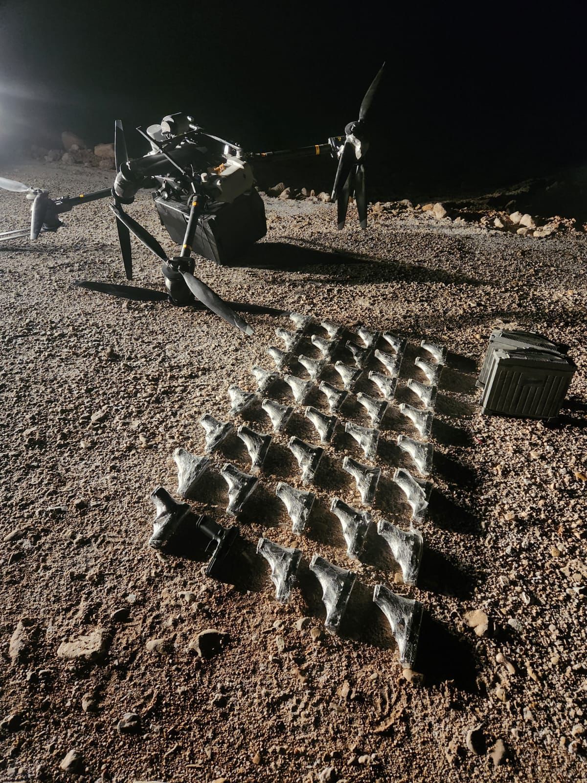 以色列国防军发现一架无人机企图走私武器将其击落，，并缴获了40支手枪。 ... ...