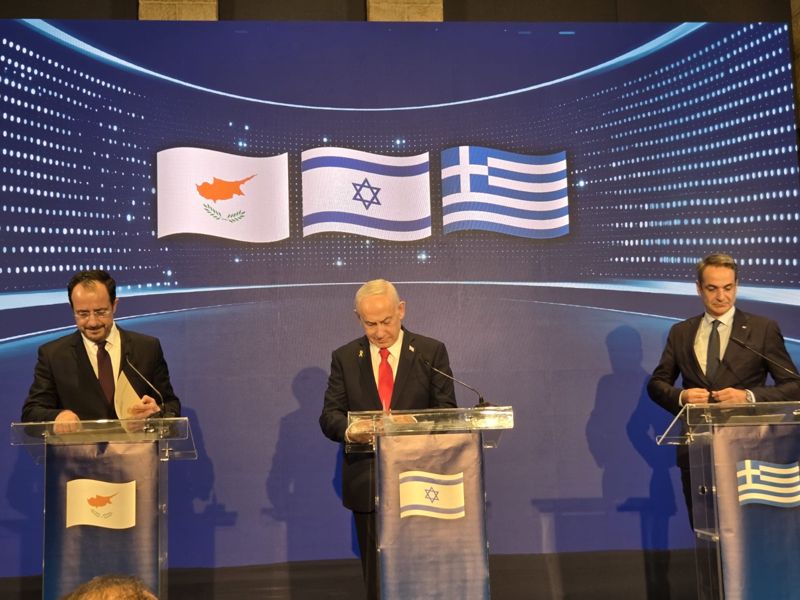 以色列总理本雅明·内塔尼亚胡表示，以色列、希腊和塞浦路斯一致同意深化三国在安全与防务领域的合作，以共 ...