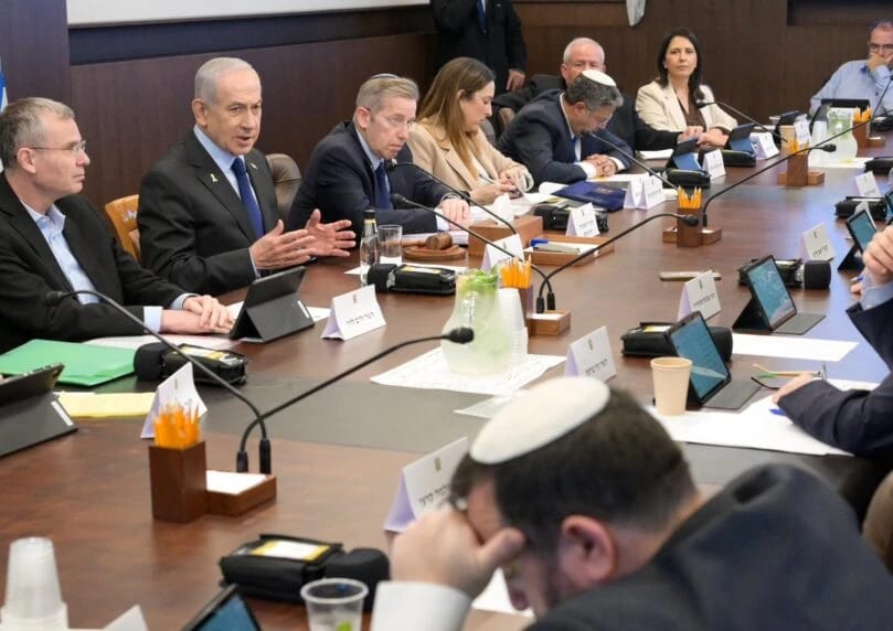 总理内塔尼亚胡在政府会议上拒绝解雇本·格维尔的要求，指责司法系统政治干预，并称此举损害民主与选民选择 ...