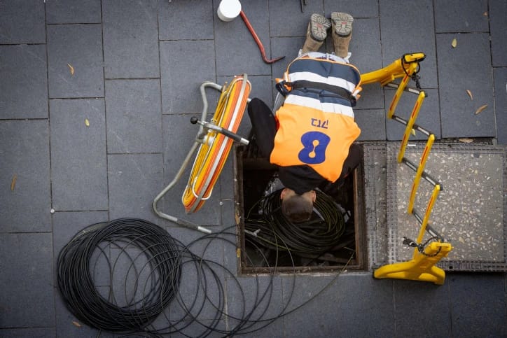 通信部发布了最后一轮光纤网络全国部署招标，旨在覆盖包括耶路撒冷、阿拉德及边远社区在内的最后区域。通信 ...