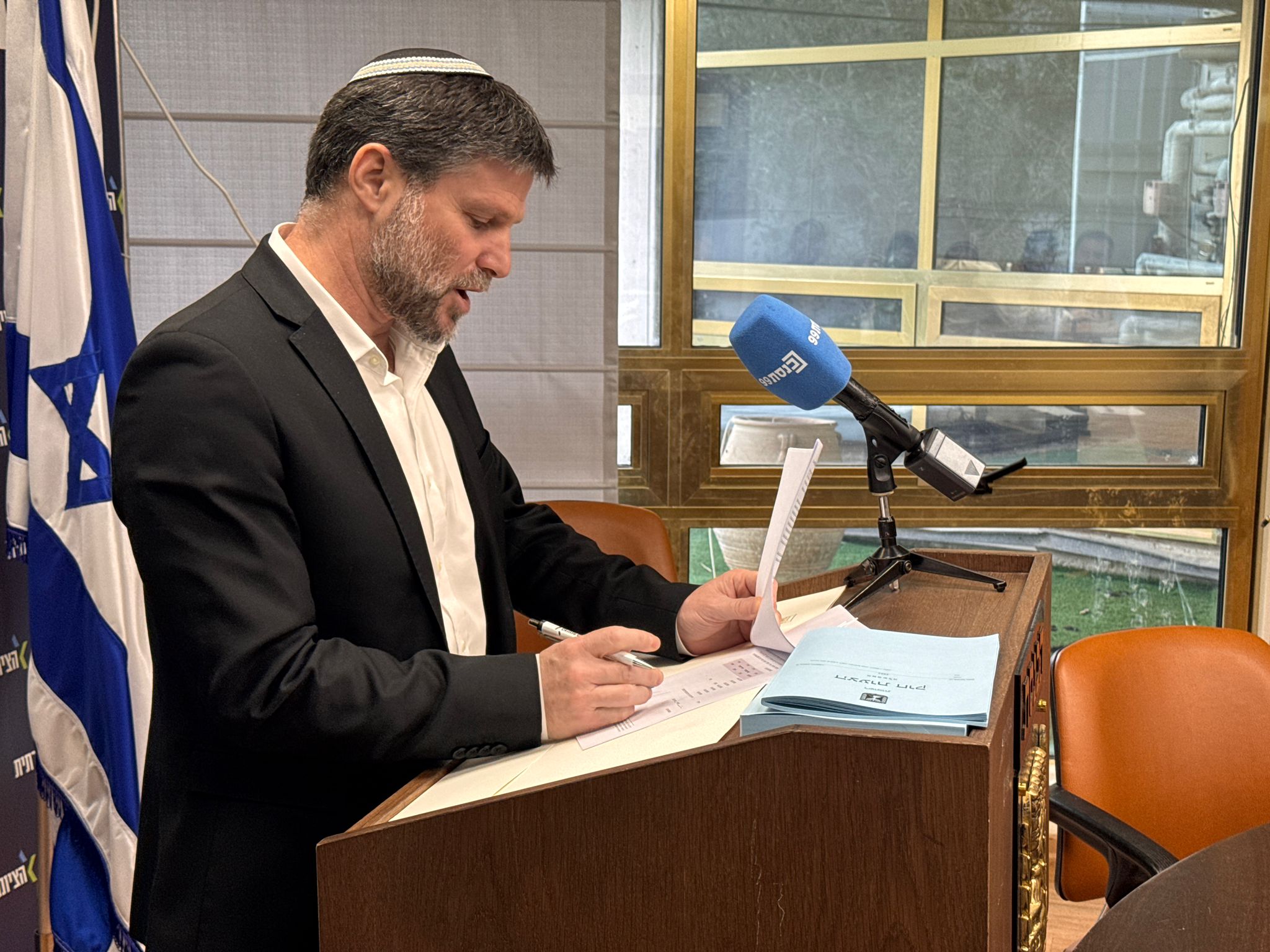 财政部长斯莫特里奇签署命令，将硬质奶酪的免税进口配额从每年11500吨大幅增至19500吨，旨在降低以色列的生 ...