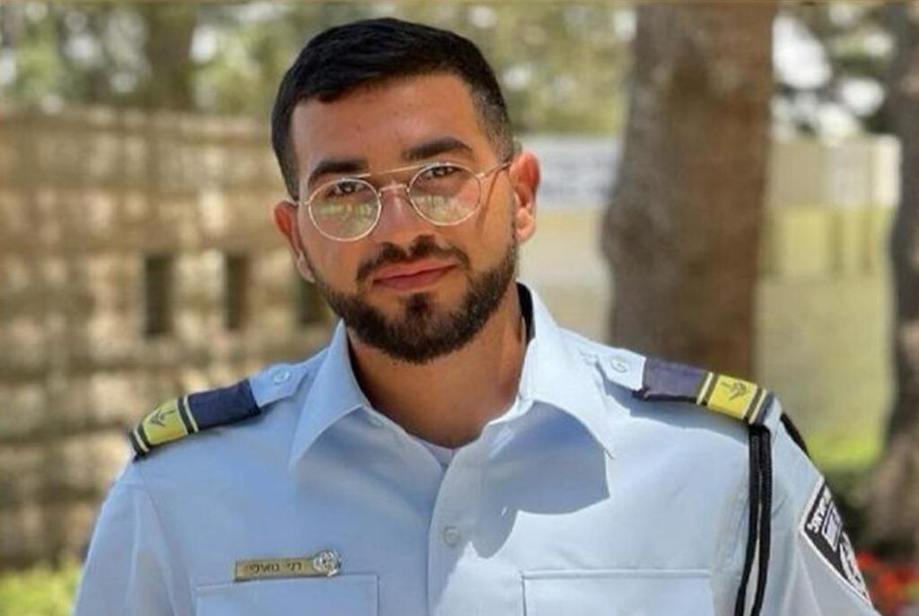 兰·格维利遗体回国.以色列国防军士兵在加沙东部一处公墓唱着《Ani Ma’amin》（我相信），在那里找到并确  ...