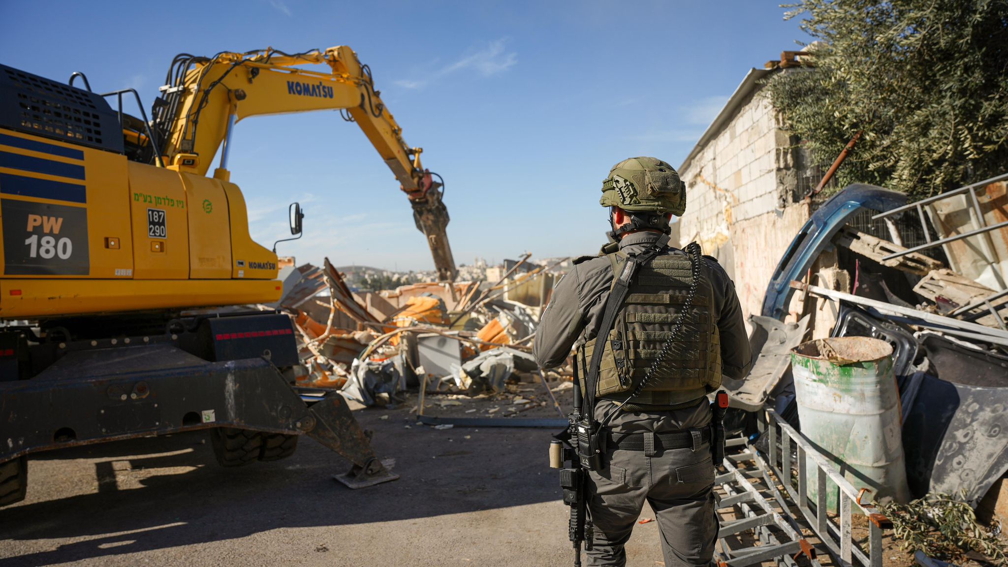 以方部队正加强隔离带沿线的治理，拆除数十座破坏安全屏障的非法建筑，并打开部分隔离墙。 ... ...