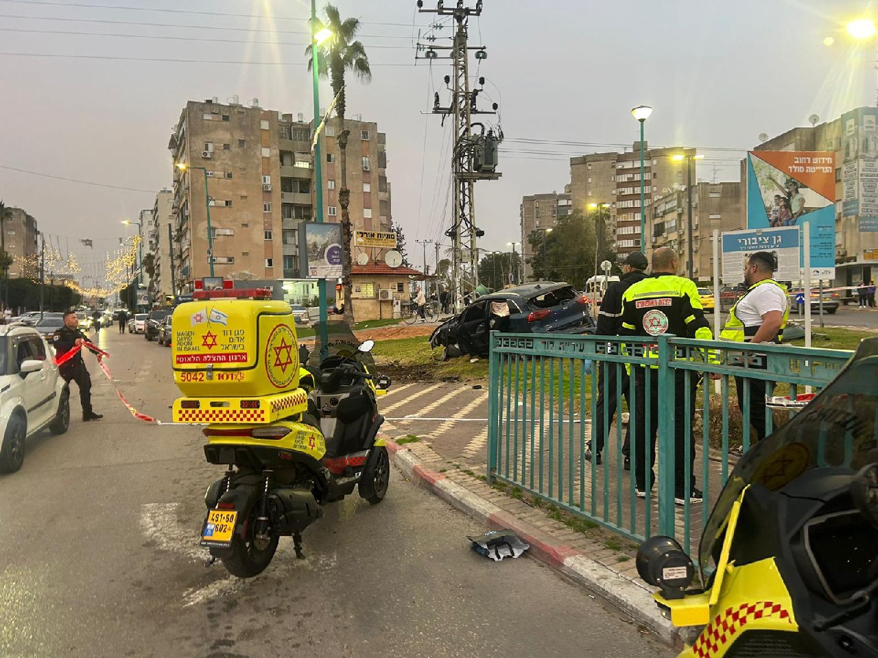 洛德市下午发生枪击事件，一名蒙面男子持长枪开火造成三名男子受伤，其中一人死亡。警方初步调查认为该事件 ...