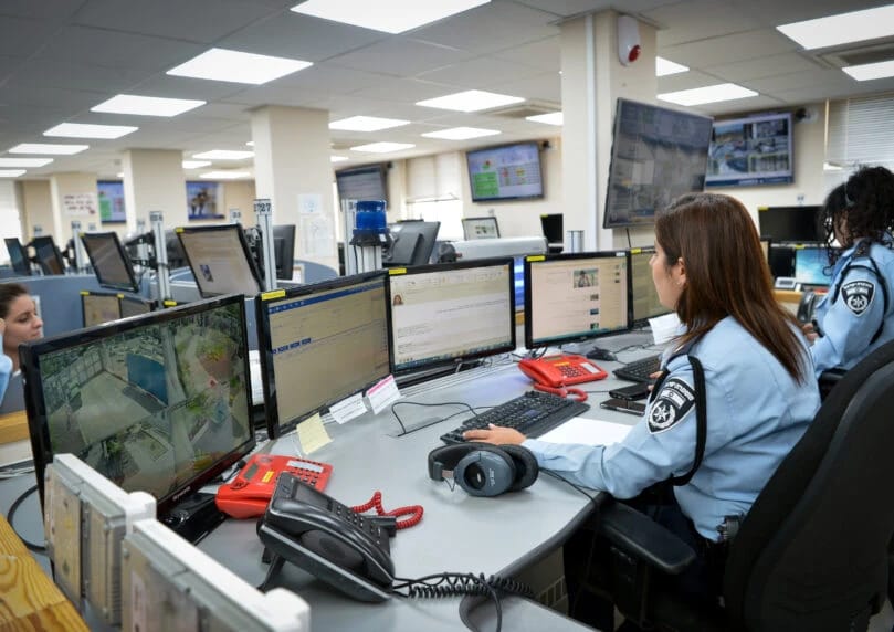 一名居住在福代斯的男子因不满交通罚单，拨打报警电话谎称发生持刀伤人事件，因涉嫌虚假报警被警方逮捕。 ...