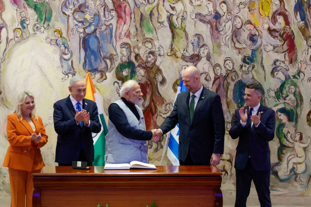 以色列议会议长阿米尔·奥哈纳在全体会议上欢迎印度总理纳伦德拉·莫迪，强调两国在安全、技术和反恐领域的 ...