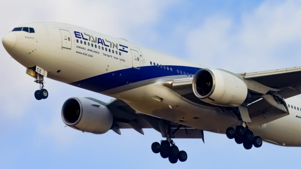 交通部长米里·雷格夫宣布，以色列已关闭领空，暂停所有民用航班运行。