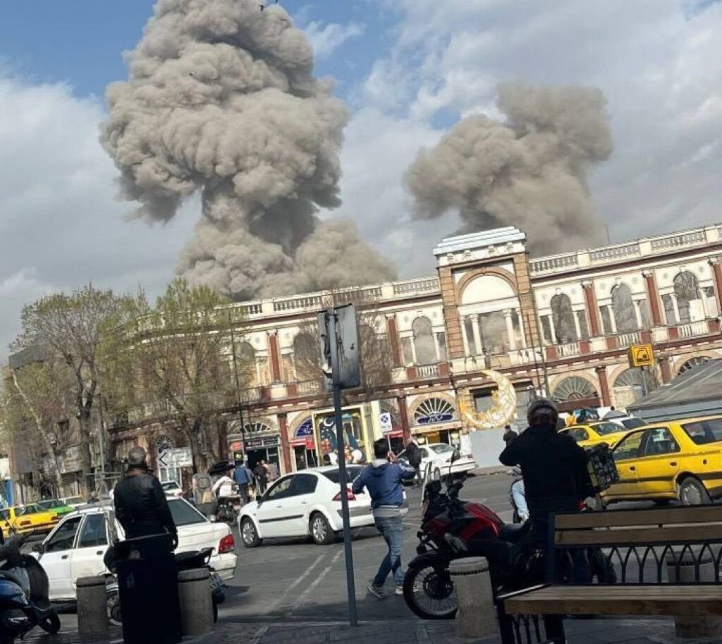 以色列利用与美国的谈判作为掩护进行战争准备。为了达成奇袭效果，攻击时间特意选在清晨而非传统的夜间，以 ...