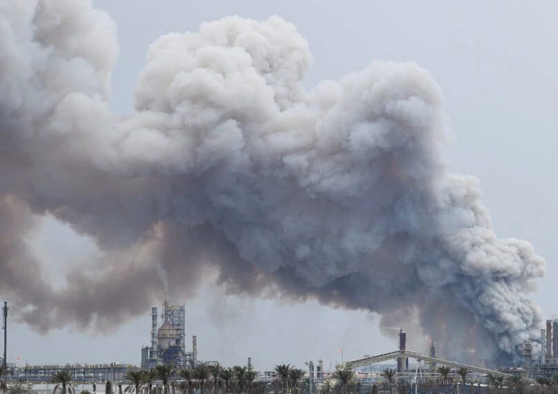 伊朗袭击巴林最大炼油厂BAPCO（巴林石油公司炼油厂），引发紧急状态。