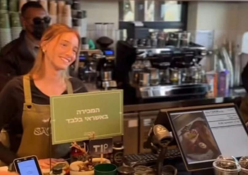 内塔尼亚胡总理回应死亡传闻的视频播放量破6000万，画面背景中的一名金发碧眼的年轻漂亮的以色列女咖啡师意 ...