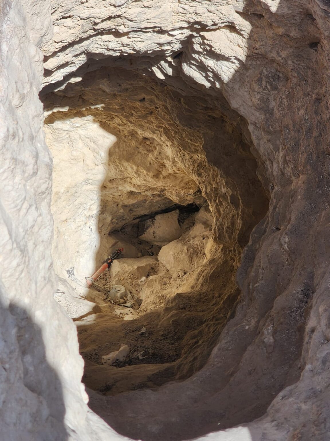 文物盗窃团伙在纳布卢斯河附近的阿萨德山遗址进行破坏性挖掘时被抓获。