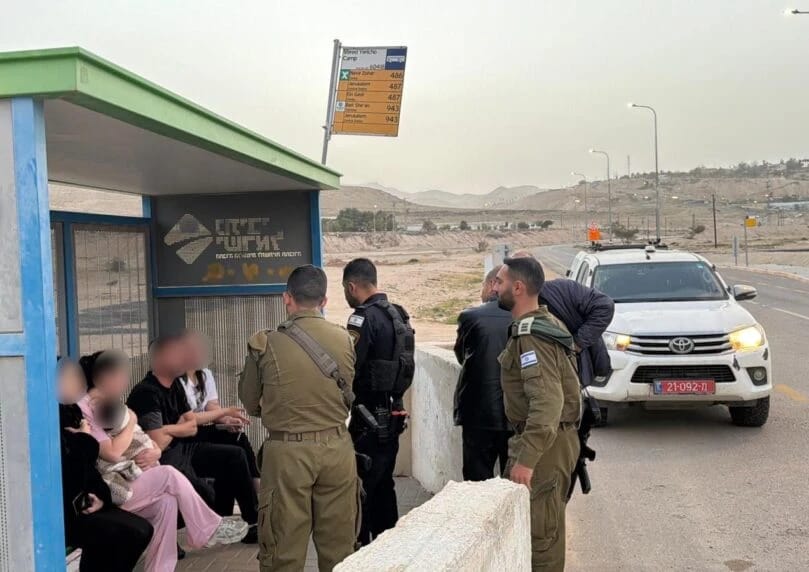 三名以色列妇女携带一名幼童进入由巴勒斯坦完全控制的杰里科市意图度假。安全部队接到报告后迅速将其营救撤 ...