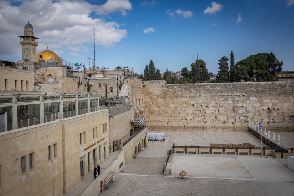 西墙遗产基金会向高等法院申请增加礼拜人数,建议允许数百名额外信徒进入，以满足精神需求。 ... ...