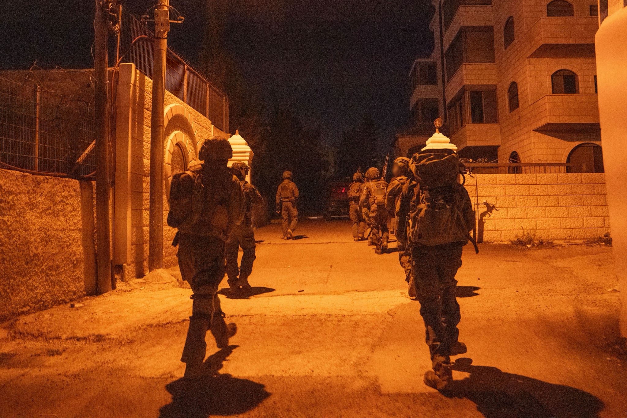 以色列部队在卡兰迪亚村逮捕了6名恐怖分子，并缴获了包括无人机、弹药及军事装备在内的大量武器。 ... ... ...